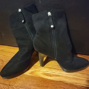 Isaac mizrahi black heeled boots size 7